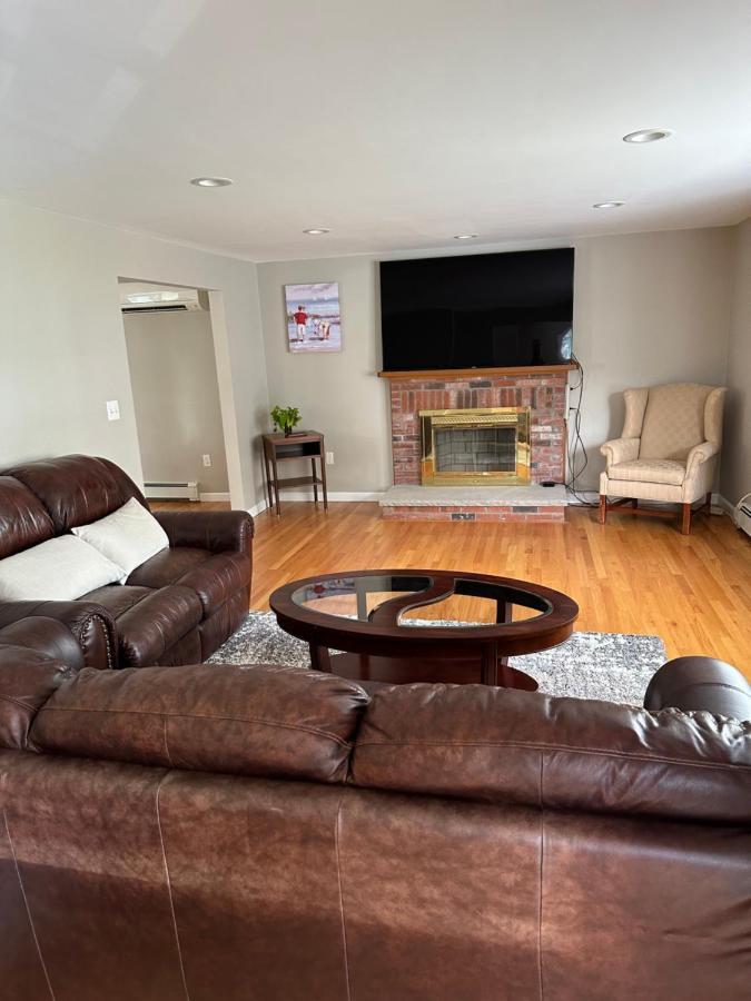 Room In Single Family House - Suburban Neighborhood In Бостон Экстерьер фото