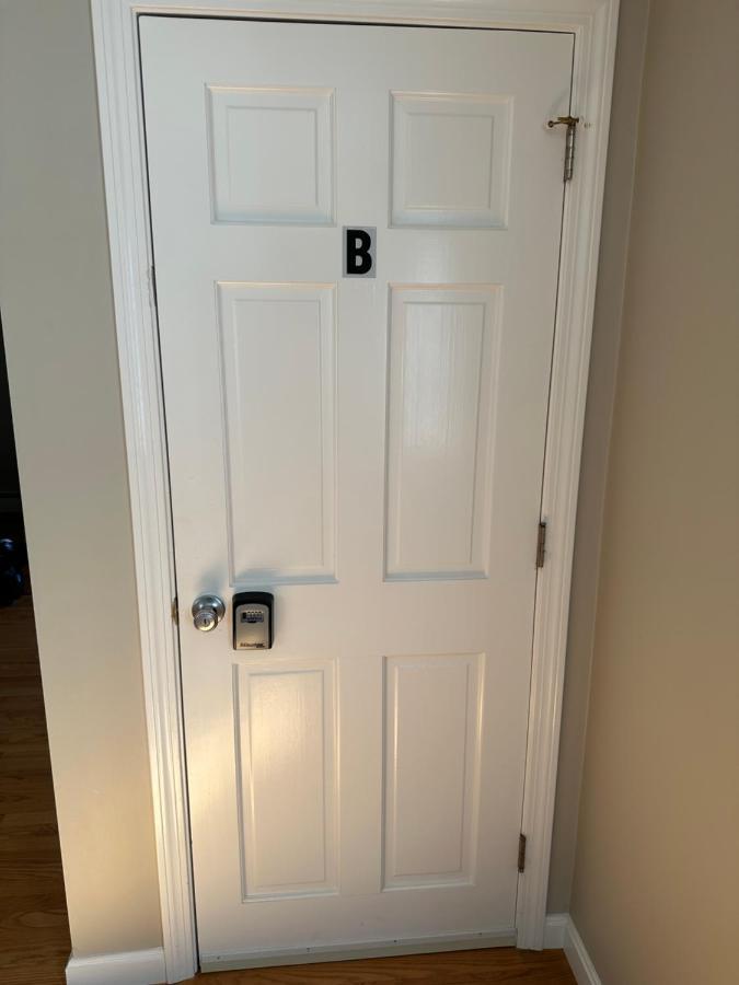 Room In Single Family House - Suburban Neighborhood In Бостон Номер фото